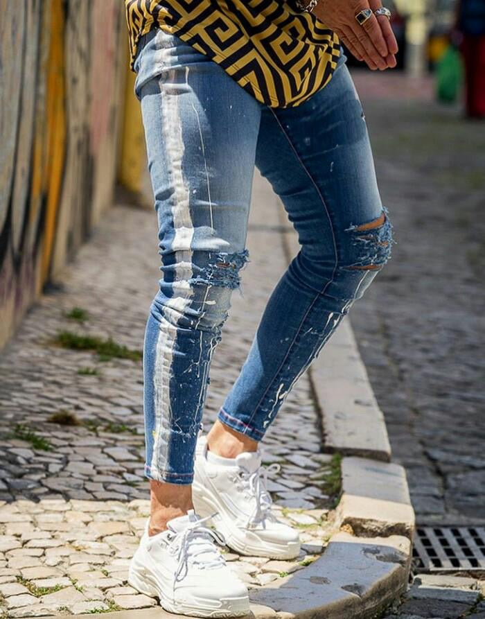 CALÇA JEANS SKINNY DESTRÓYED TINTURADA.