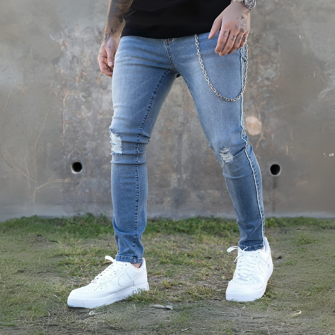 CALÇA JEANS C/ DETALHE CORRENTE LATERAL