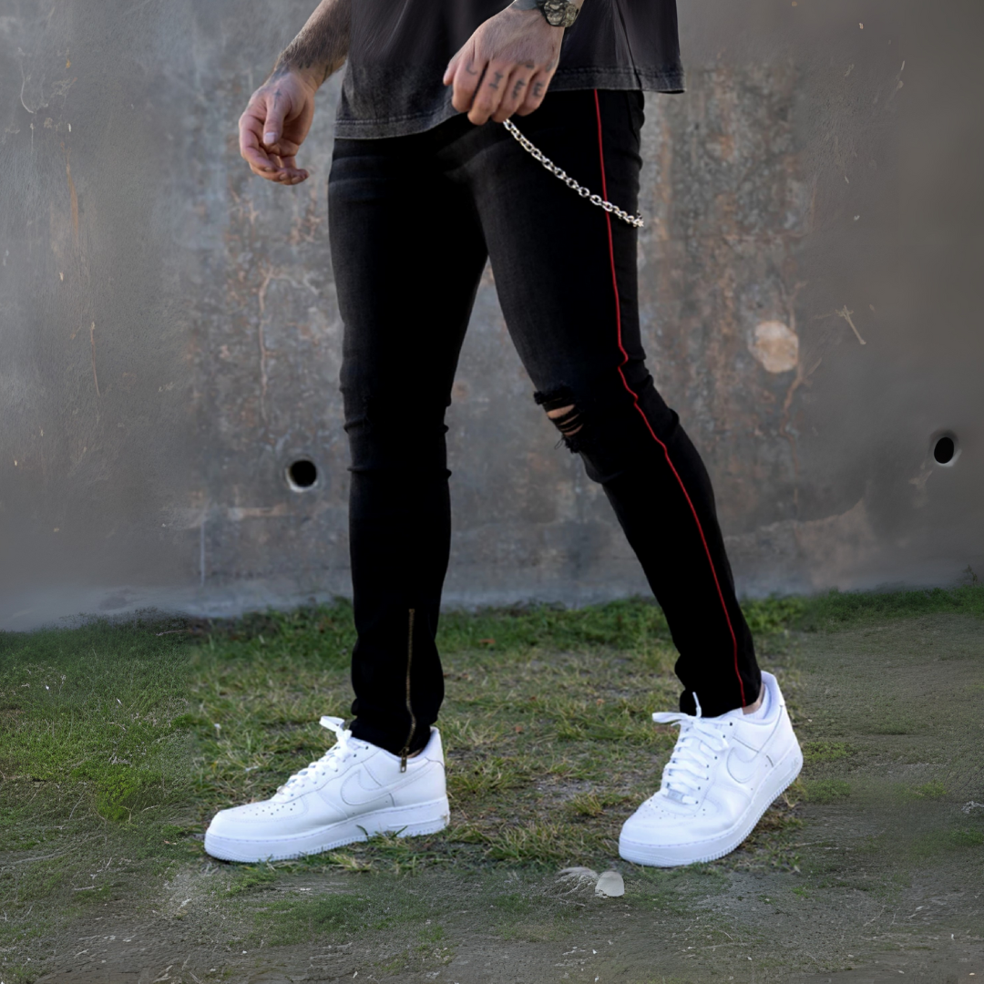 CALÇA JEANS C/ FAIXA E CORRENTE LATERAL / ZÍPER NA BARRA