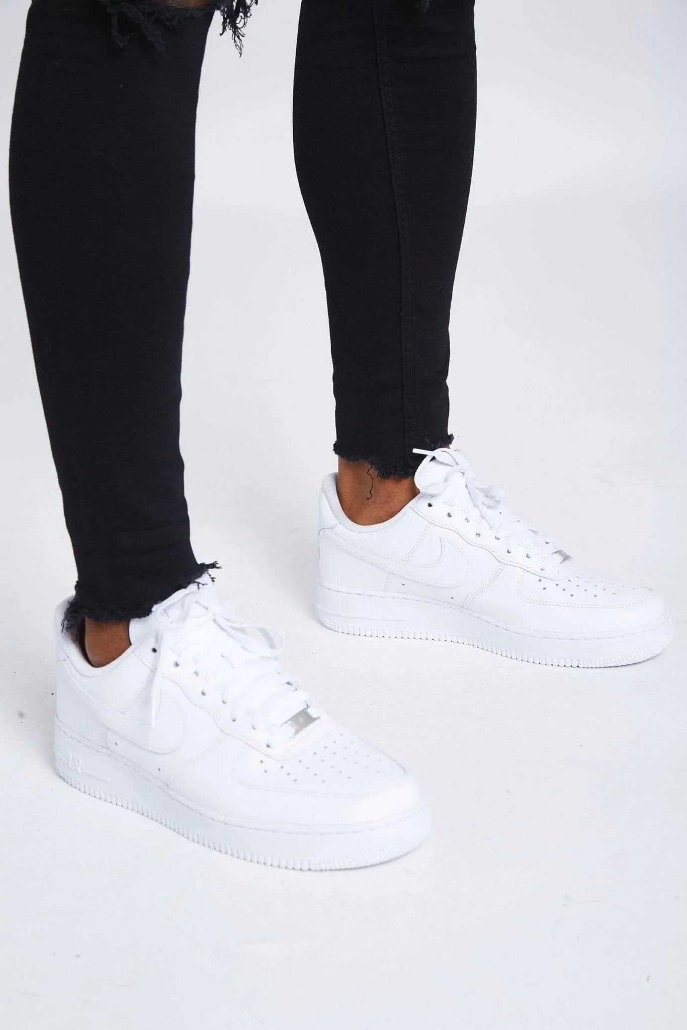 CALÇA JEANS ALL BLACK DESTRÓYED NO JOELHO / BARRA