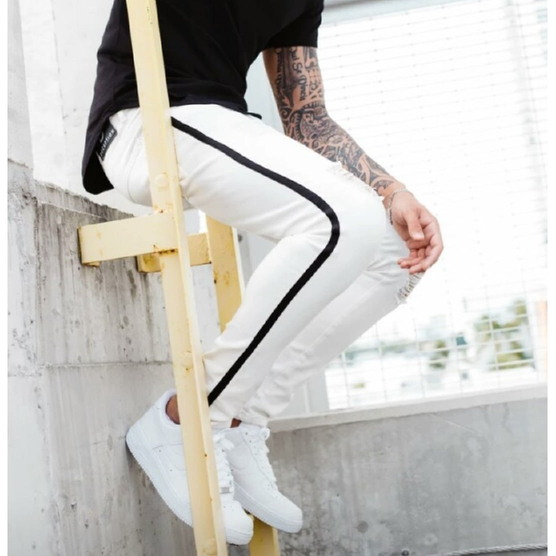 CALÇA BRANCA SKINNY LISTRA PRETA LATERAL / CORDÃO NO CÓS