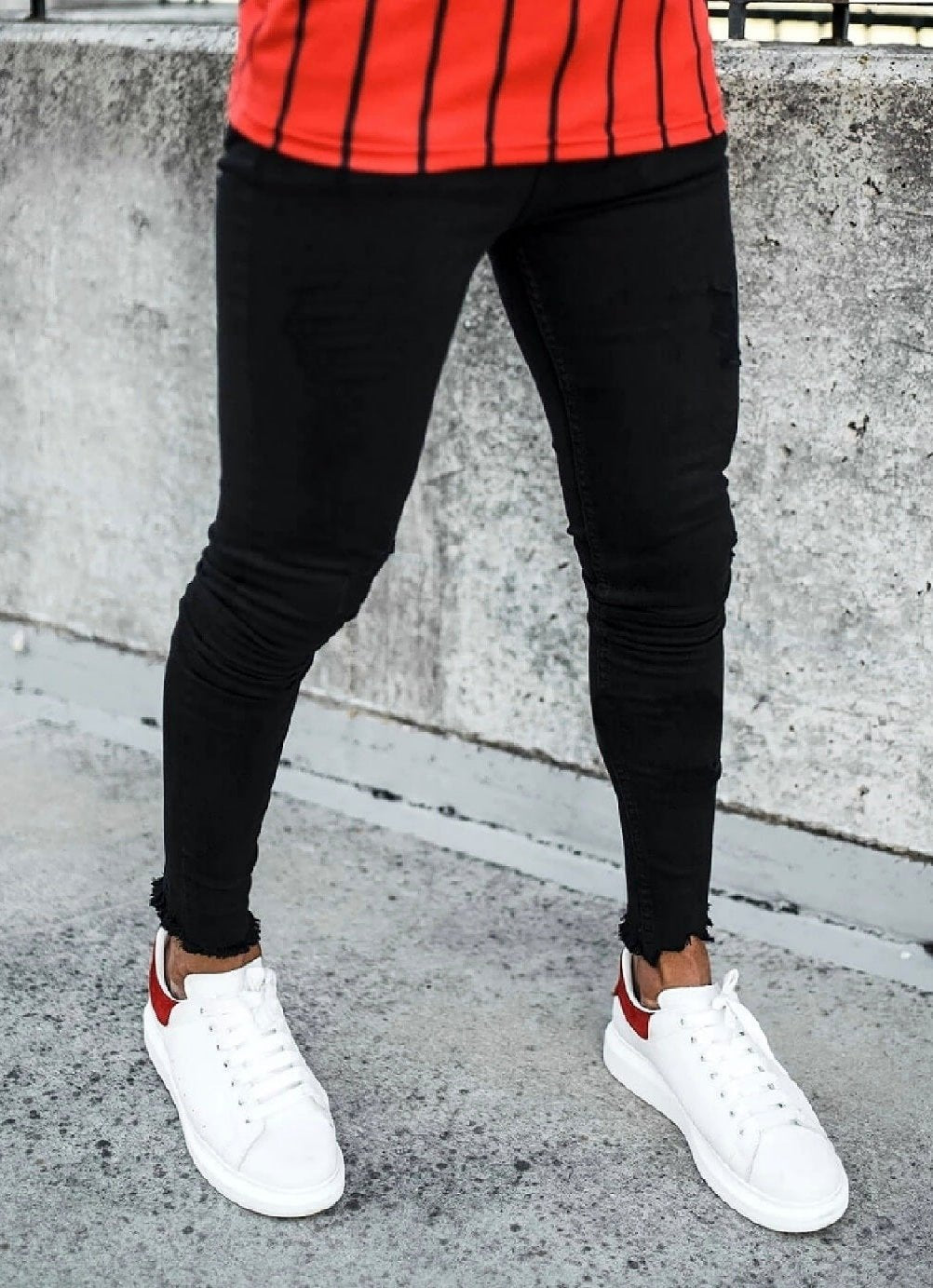CALÇA JEANS SKINNY ALL BLACK DESTRÓYED NA BARRA