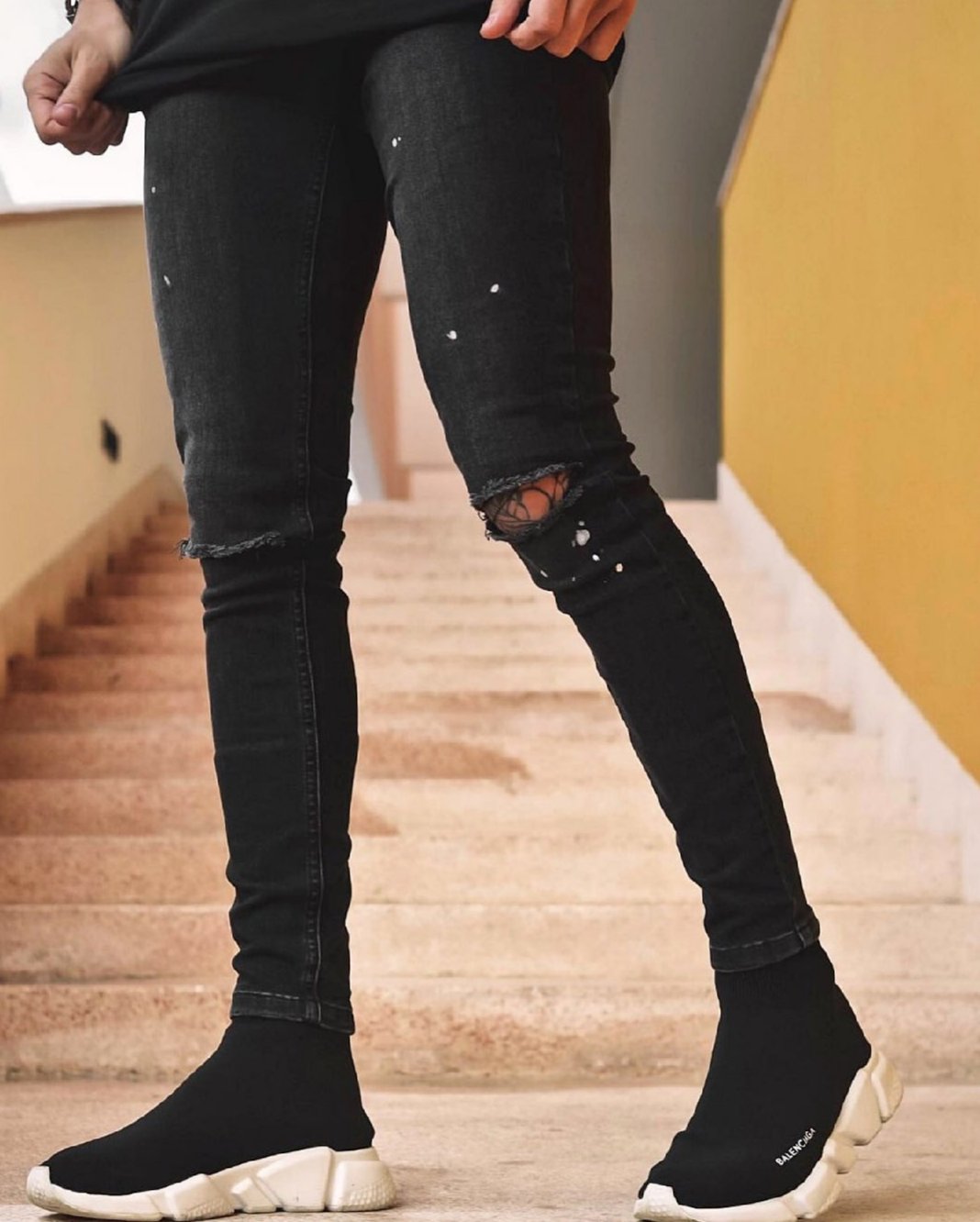CALÇA JEANS SKINNY DESTRÓYED C/ ZÍPER NA BARRA