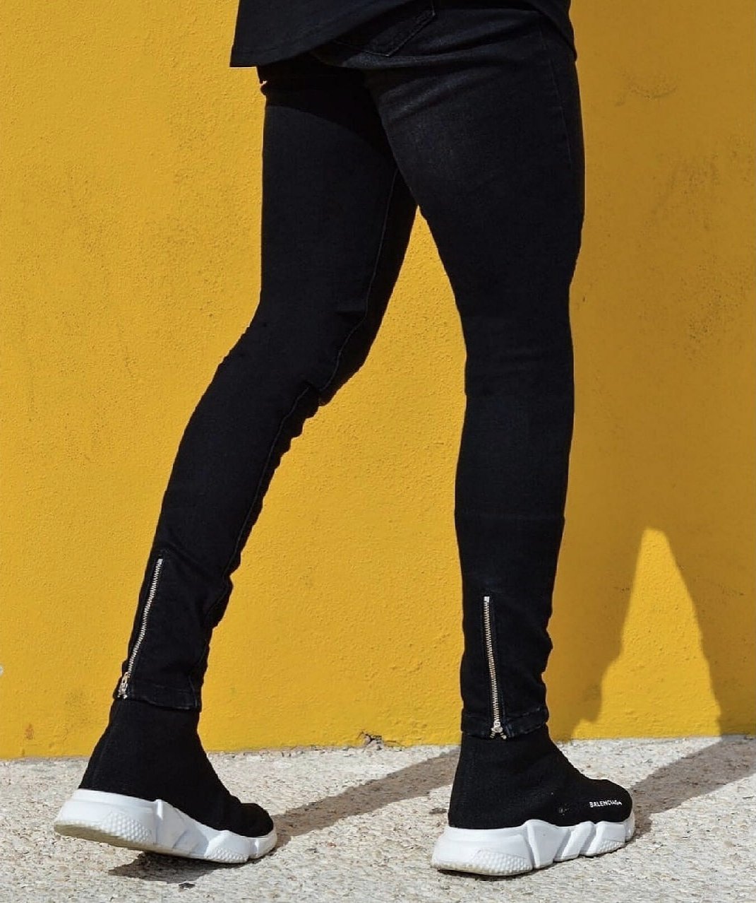 CALÇA JEANS SKINNY DESTRÓYED C/ ZÍPER NA BARRA