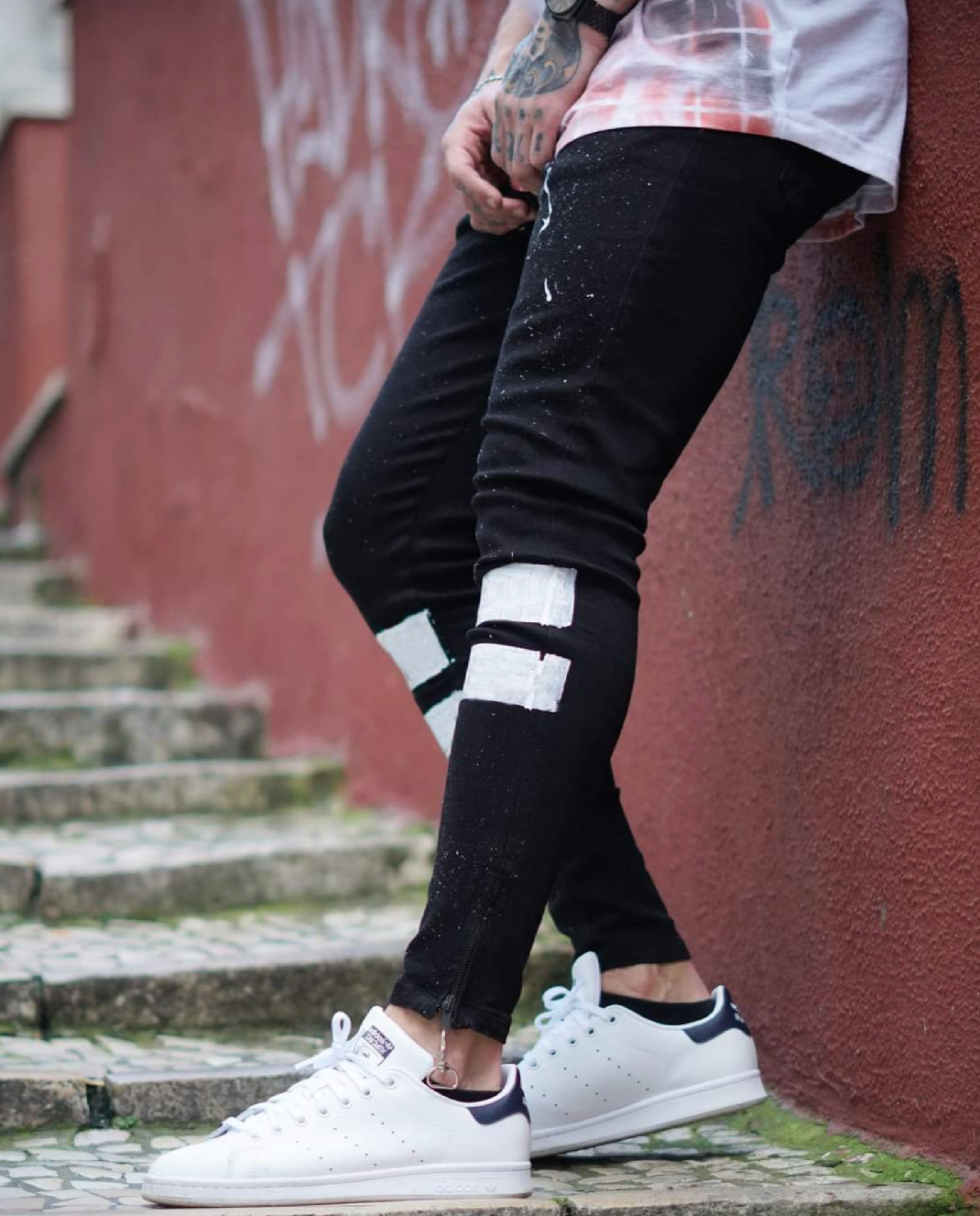CALÇA JEANS C/ FAIXAS BRANCAS PIGMENTADA