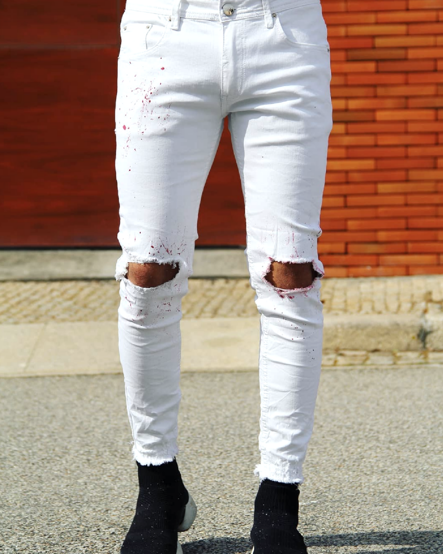 CALÇA BRANCA DESTRÓYED NO JOELHO E BARRA