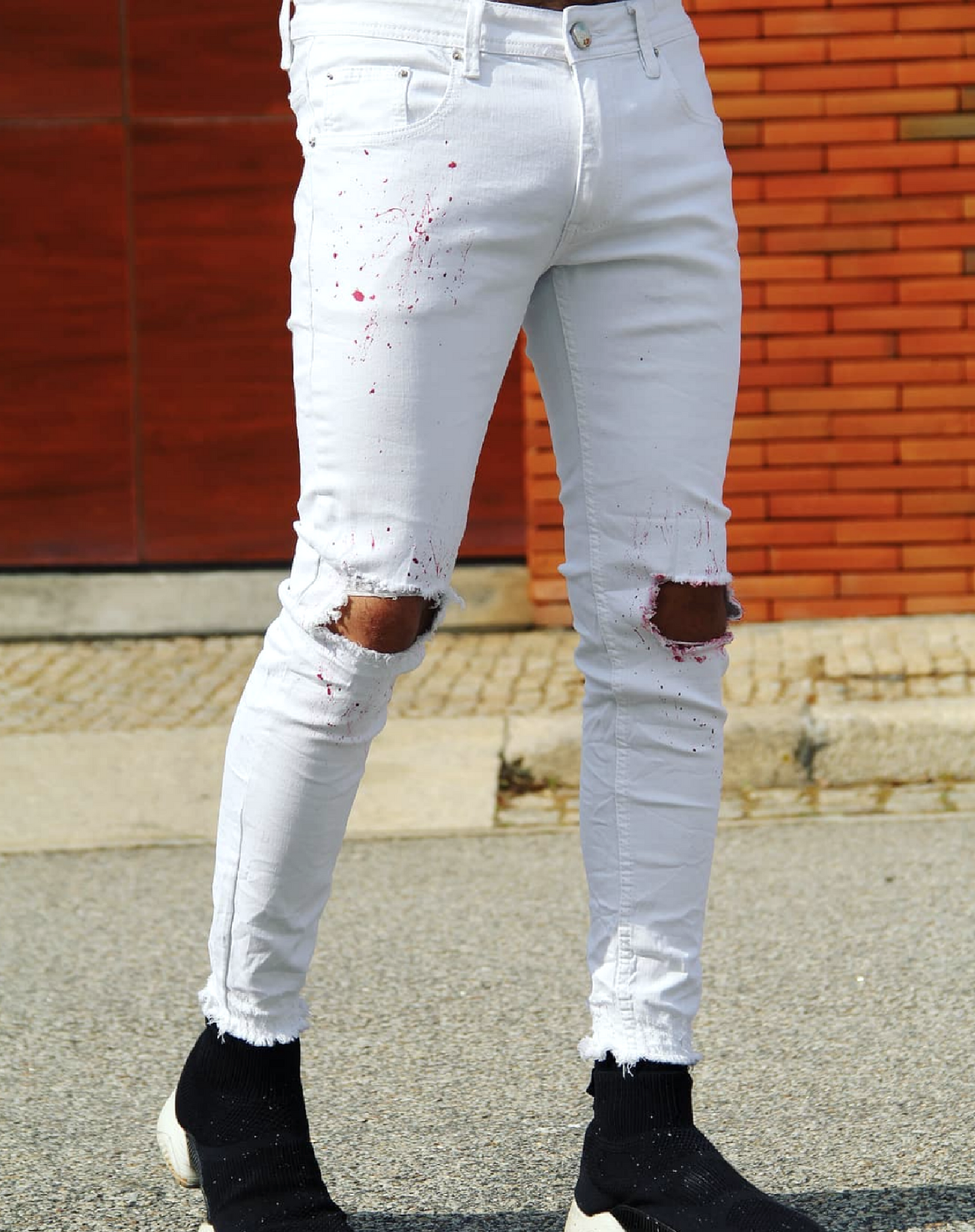 CALÇA BRANCA DESTRÓYED NO JOELHO E BARRA