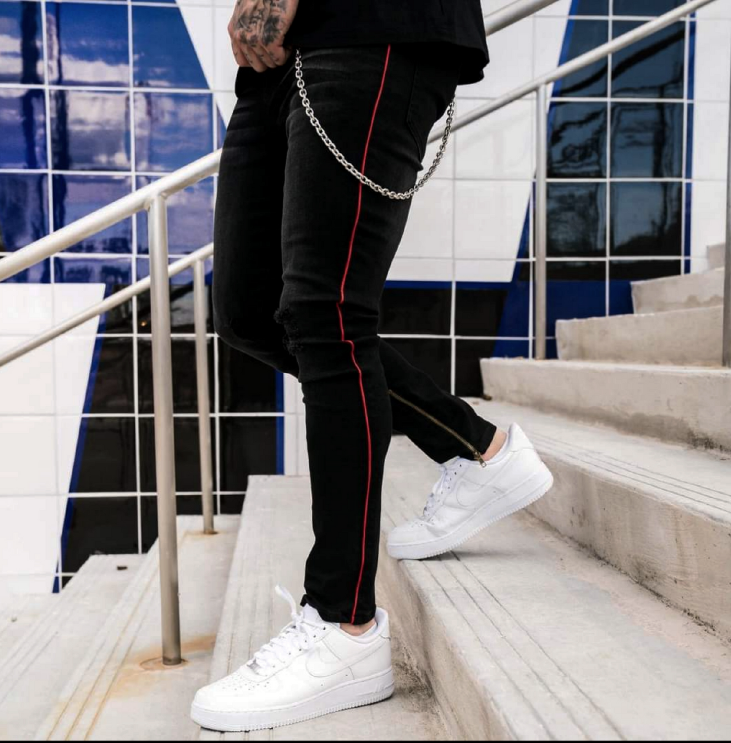 CALÇA JEANS C/ FAIXA E CORRENTE LATERAL / ZÍPER NA BARRA