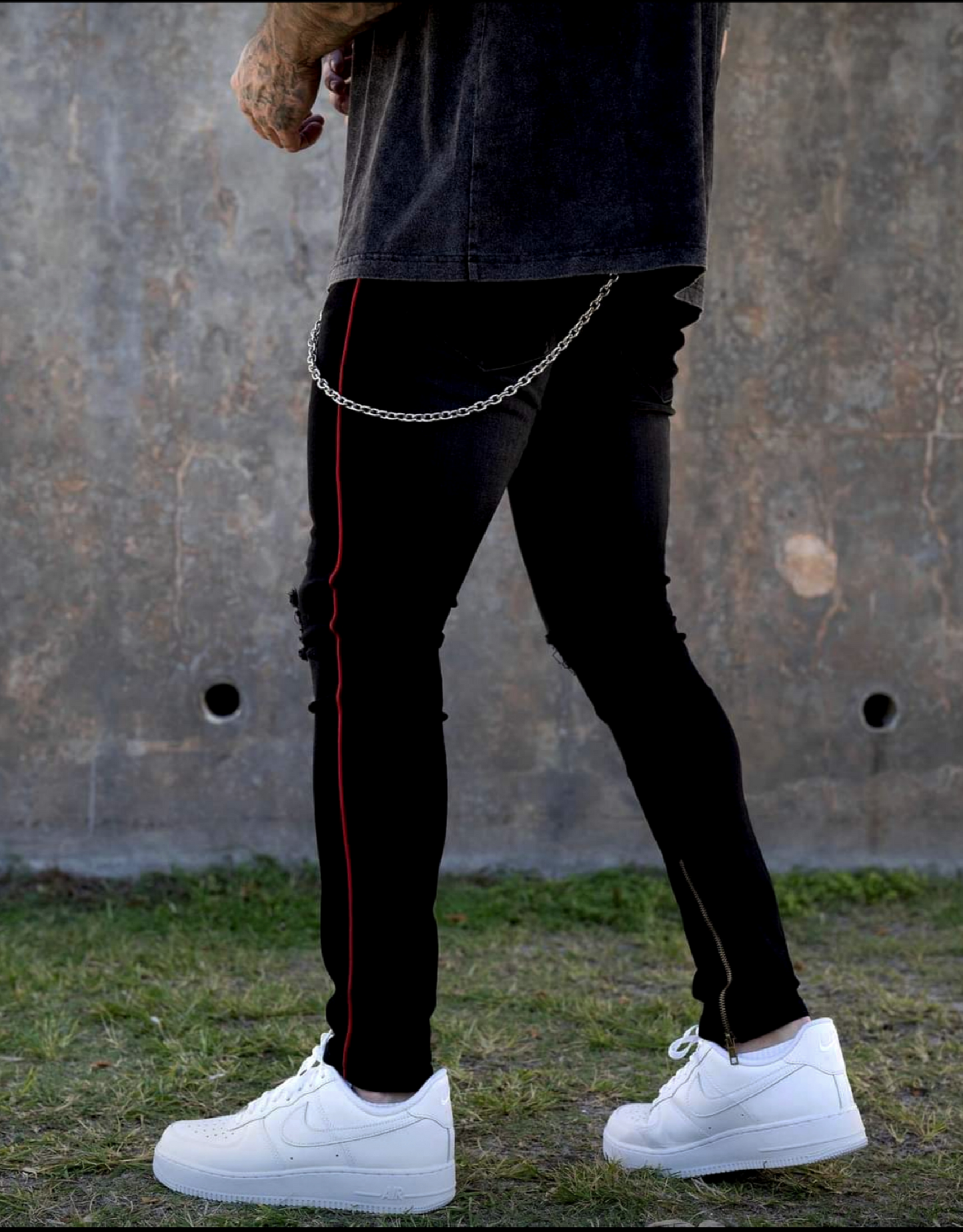 CALÇA JEANS C/ FAIXA E CORRENTE LATERAL / ZÍPER NA BARRA