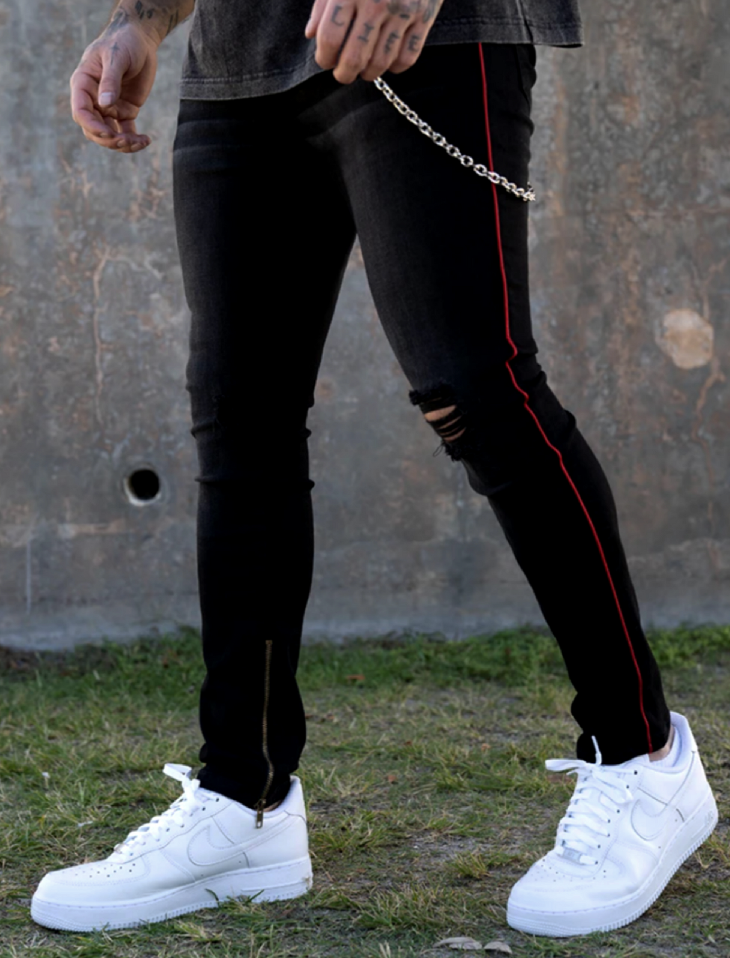 CALÇA JEANS C/ FAIXA E CORRENTE LATERAL / ZÍPER NA BARRA