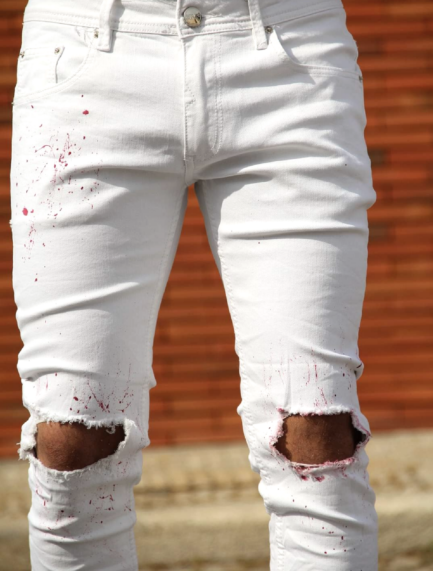 CALÇA BRANCA DESTRÓYED NO JOELHO E BARRA