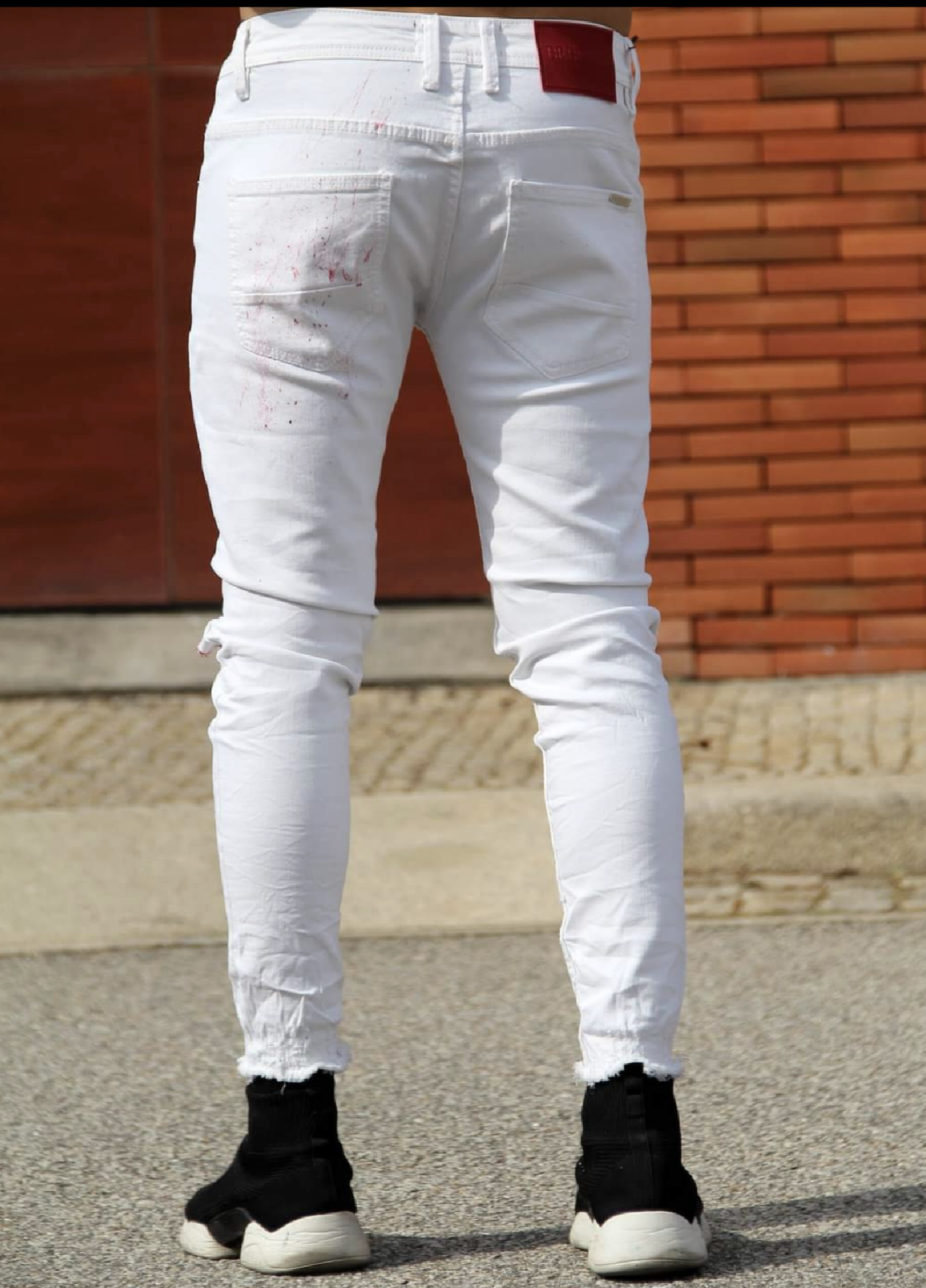 CALÇA BRANCA DESTRÓYED NO JOELHO E BARRA