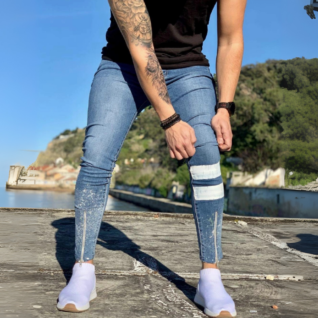 CALÇA JEANS C/ ZÍPER NA BARRA E FAIXA PIGMENTADA