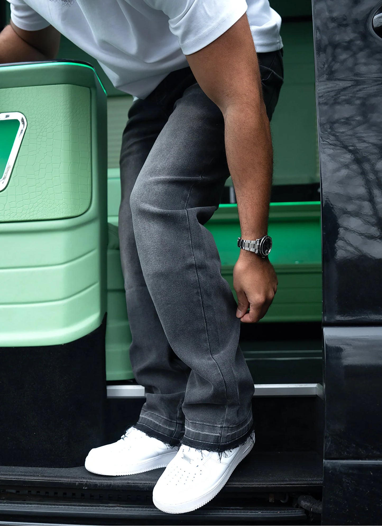 CALÇA BAGGY CINZA MARMORIZADA C/ BARRA DESFIADA