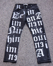 Carregar imagem no visualizador da galeria, CALÇA JEANS CINZA OVERSIZED LYRICS .
