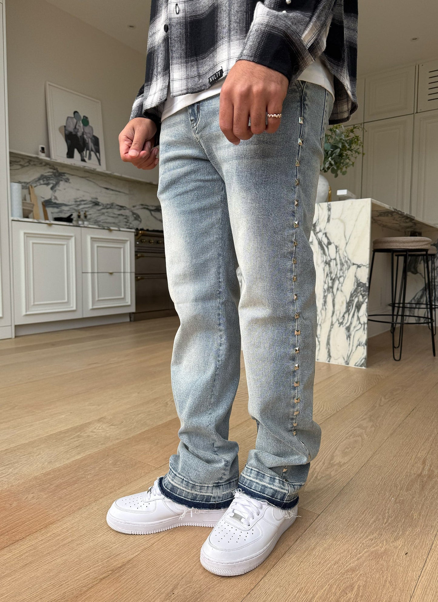 CALÇA JEANS BAGGY TACHAS LATERAIS