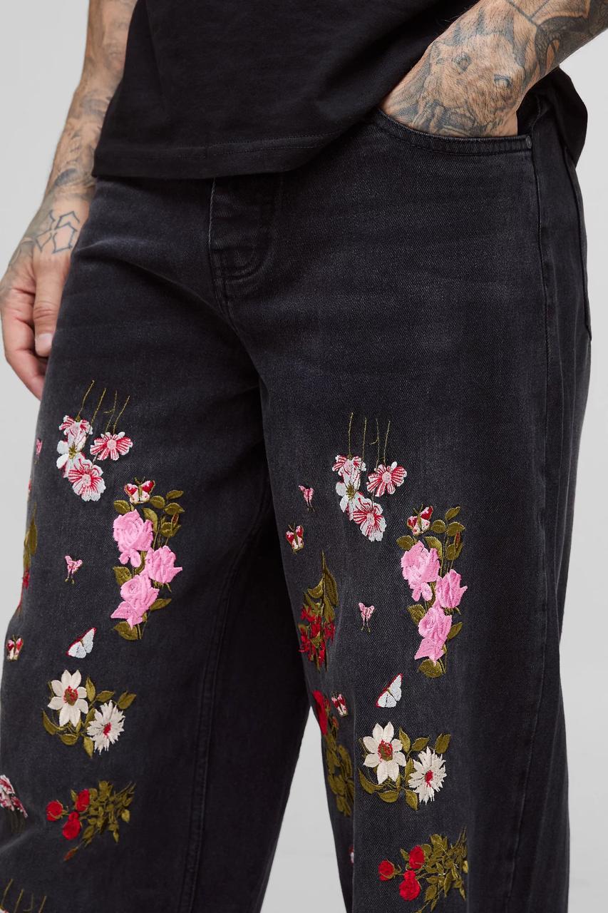 CALÇA JEANS OVERSIZED COM APLICAÇÃO 🌹