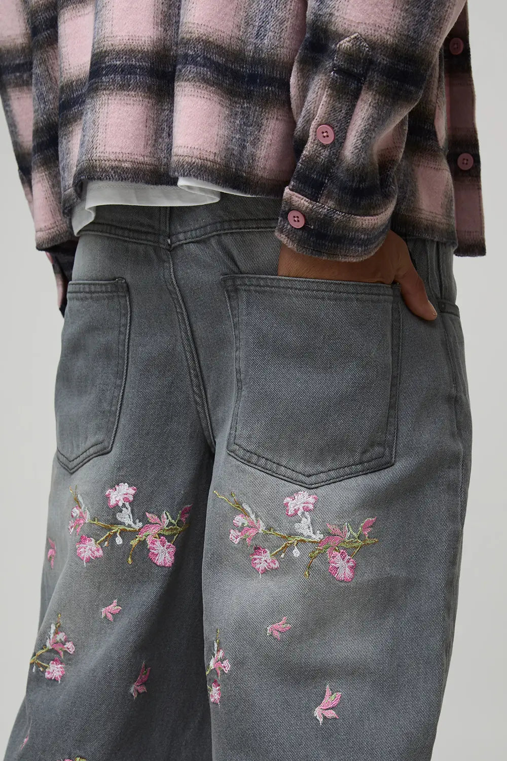 CALÇA JEANS CINZA BAGGY COM APLICAÇÃO 🌹