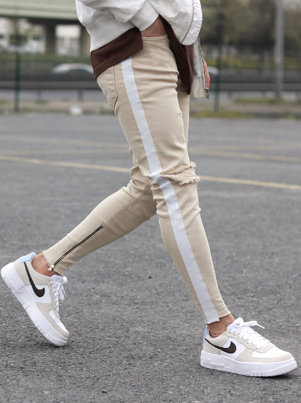 Calça branca com best sale ziper na barra