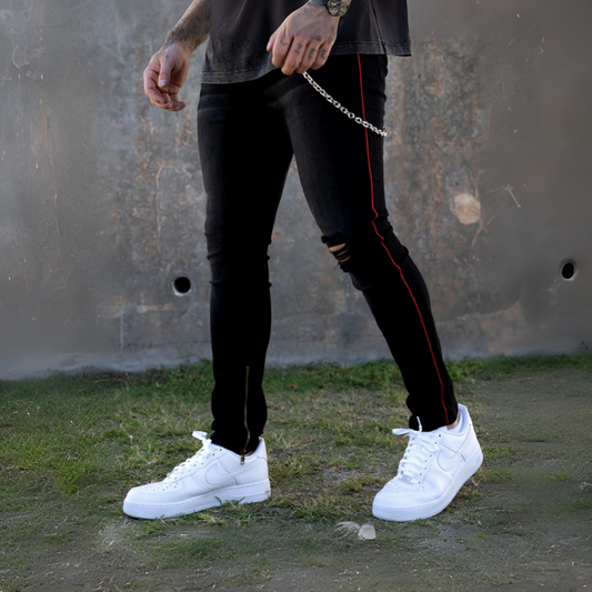 CALÇA JEANS C/ FAIXA E CORRENTE LATERAL / ZÍPER NA BARRA