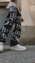 Carregar e reproduzir vídeo no visualizador da galeria, CALÇA JEANS CINZA OVERSIZED LYRICS .
