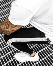 Carregar imagem no visualizador da galeria, CALÇA JEANS BLACK FAIXA ACETINADA GREY
