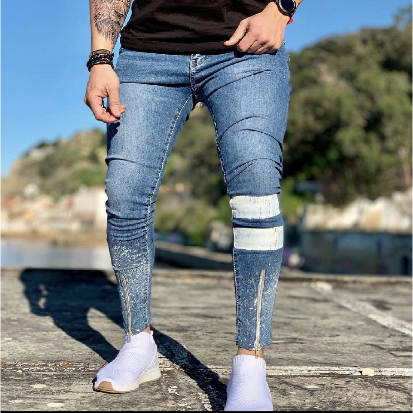 CALÇA JEANS C/ ZÍPER NA BARRA E FAIXA PIGMENTADA