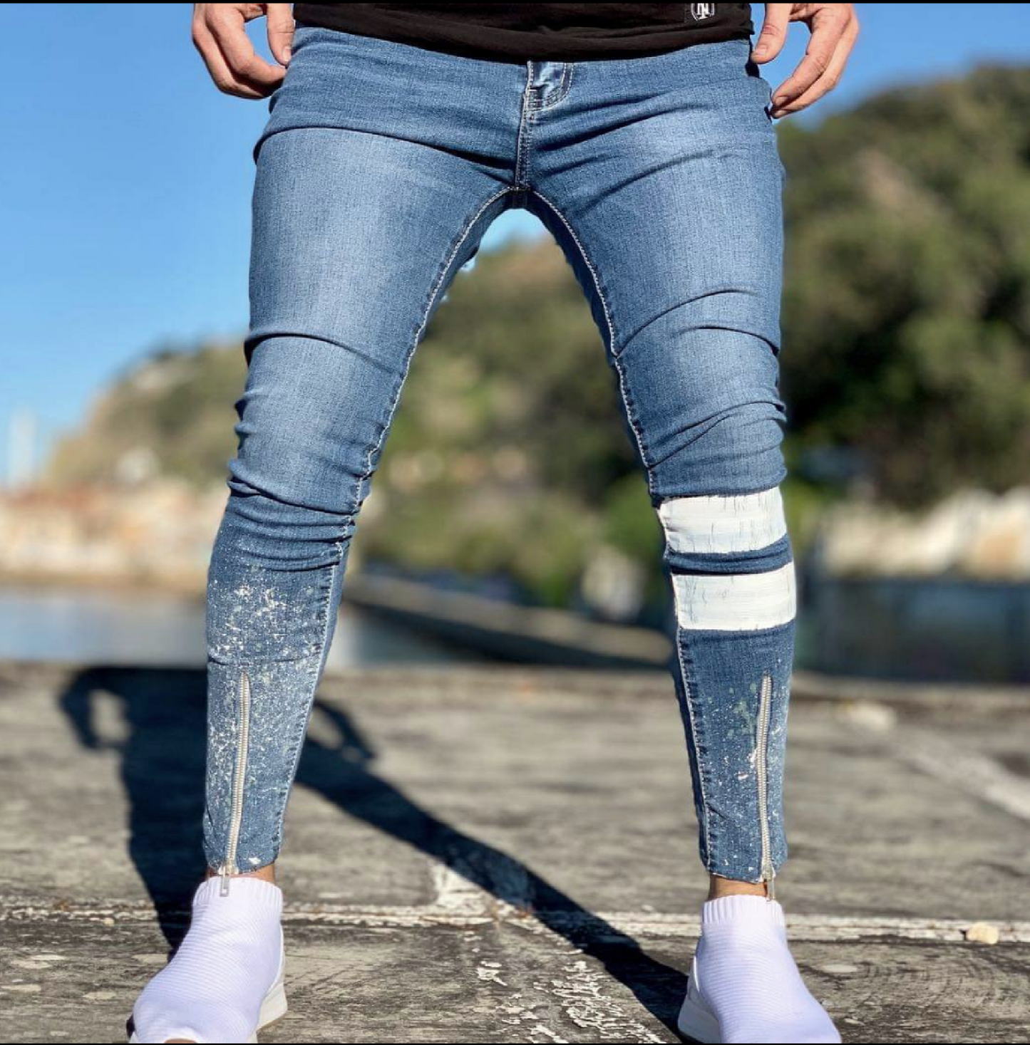 CALÇA JEANS C/ ZÍPER NA BARRA E FAIXA PIGMENTADA