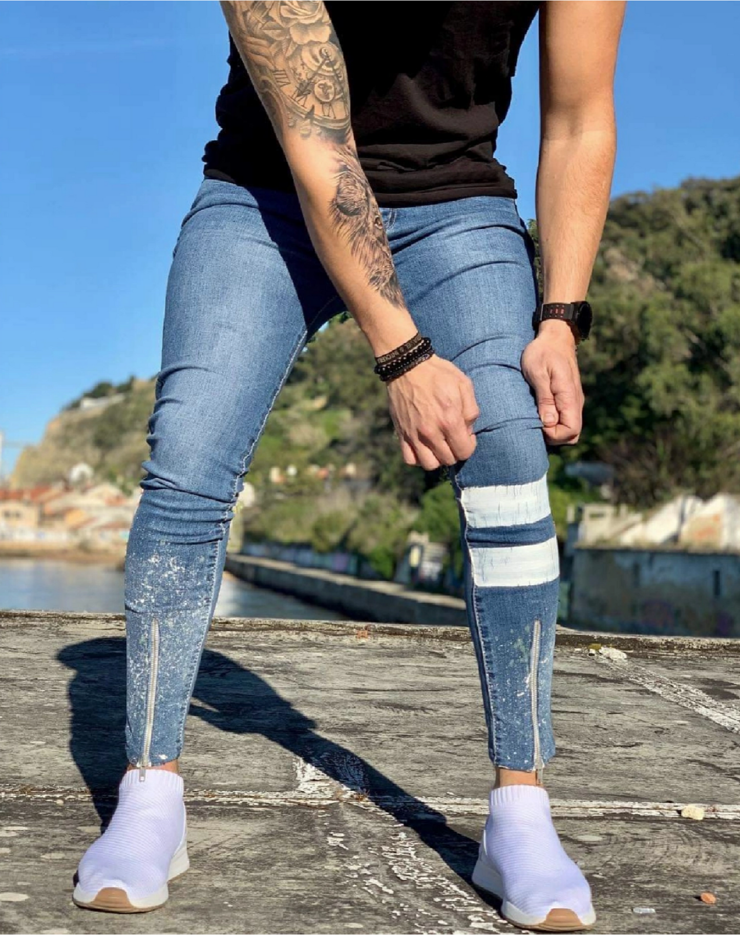 CALÇA JEANS C/ ZÍPER NA BARRA E FAIXA PIGMENTADA