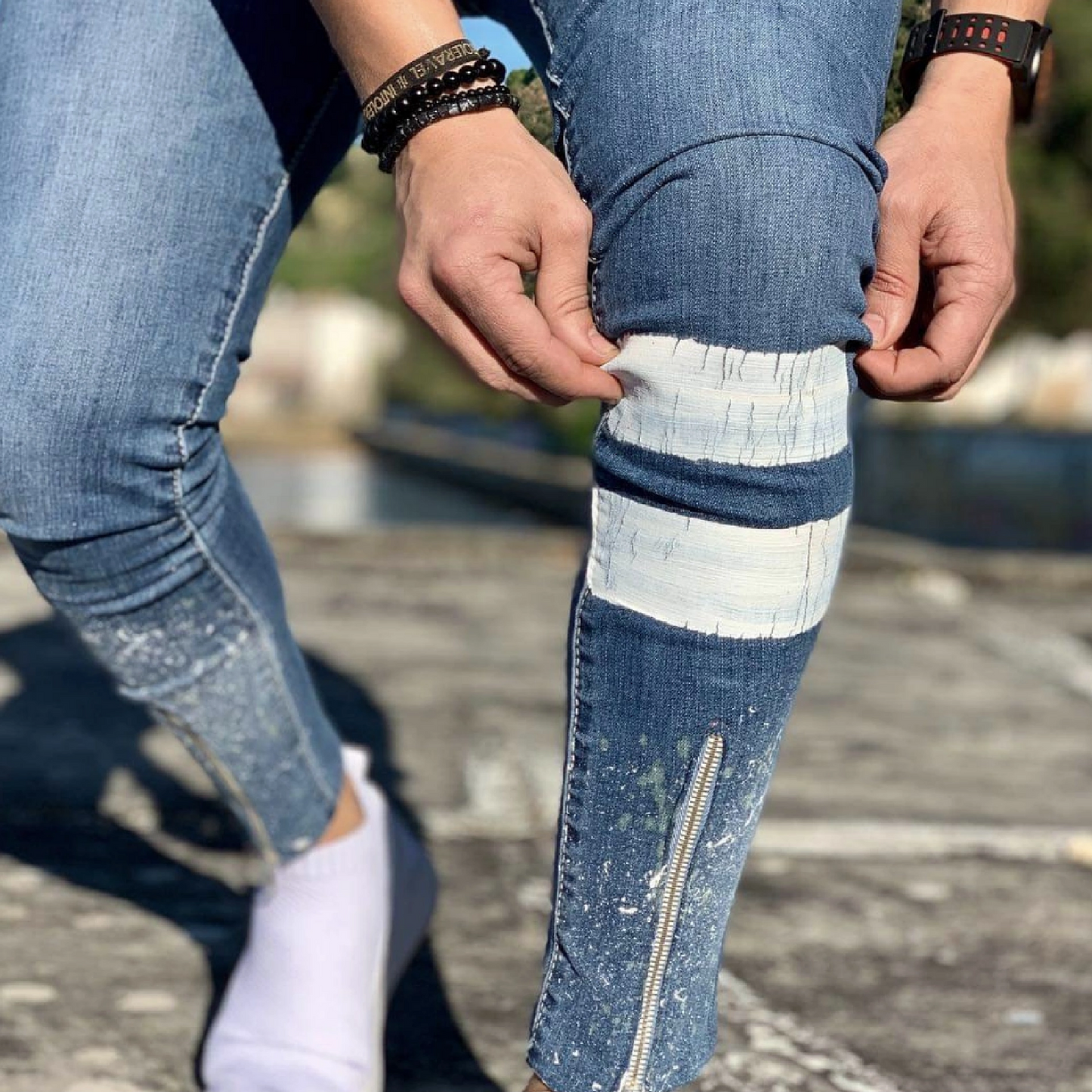 CALÇA JEANS C/ ZÍPER NA BARRA E FAIXA PIGMENTADA