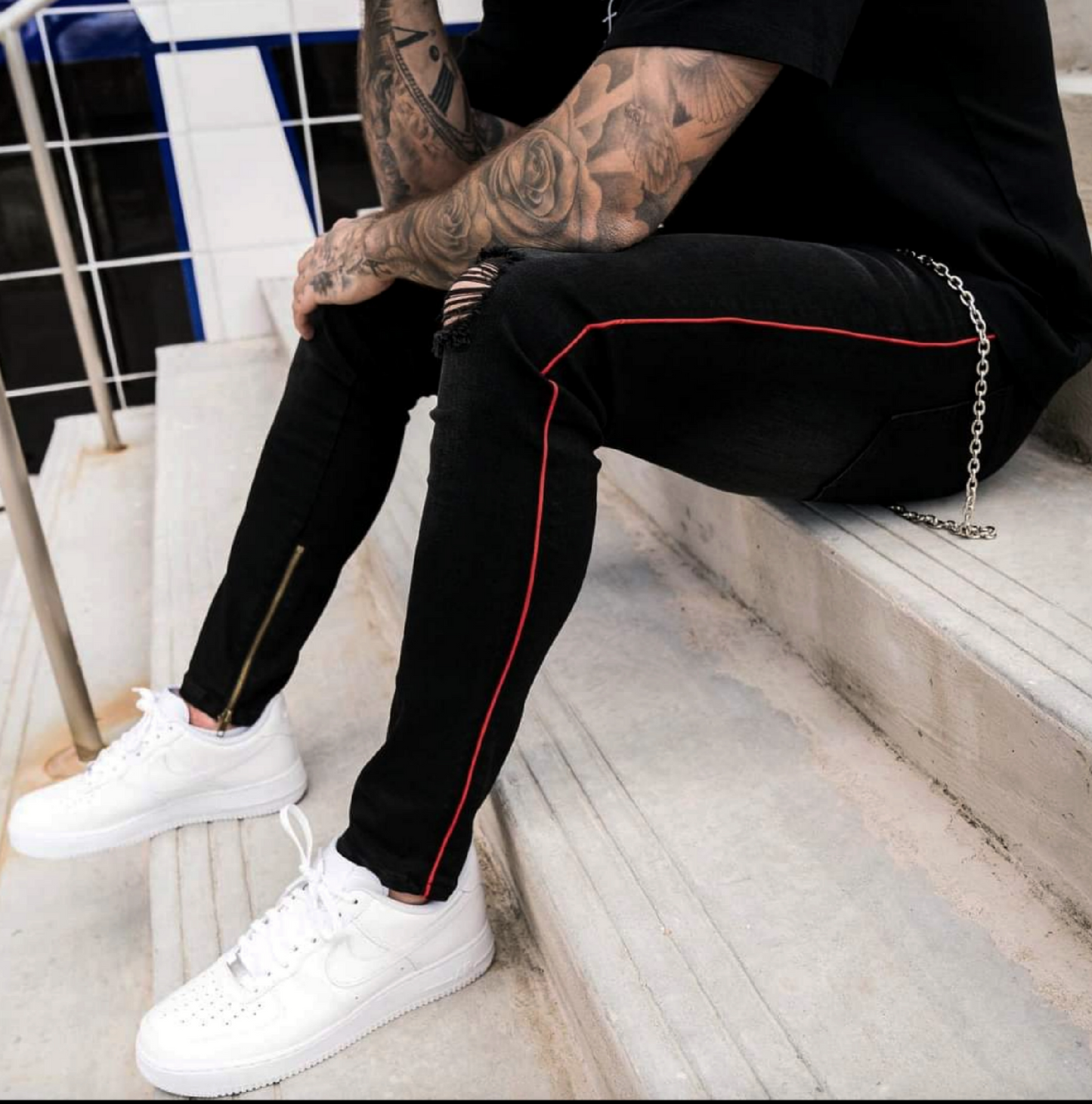 CALÇA JEANS C/ FAIXA E CORRENTE LATERAL / ZÍPER NA BARRA