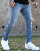 Carregar imagem no visualizador da galeria, CALÇA JEANS C/ DETALHE CORRENTE LATERAL
