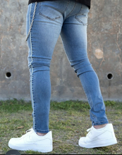 Carregar imagem no visualizador da galeria, CALÇA JEANS C/ DETALHE CORRENTE LATERAL
